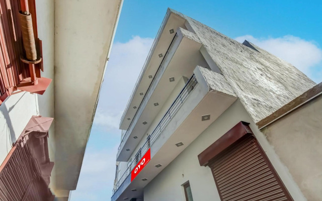 OYO Flagship 70098 Moon Trip