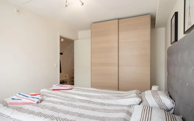 Central top floor apartment