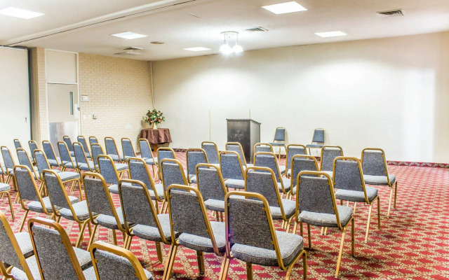 Econo Lodge & Suites