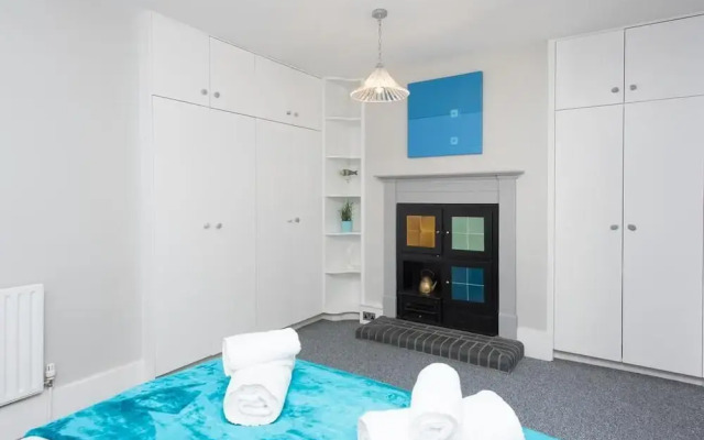 Seafront Walk Garden Apartment