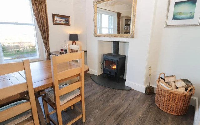 Whinstones at 4 The Villas