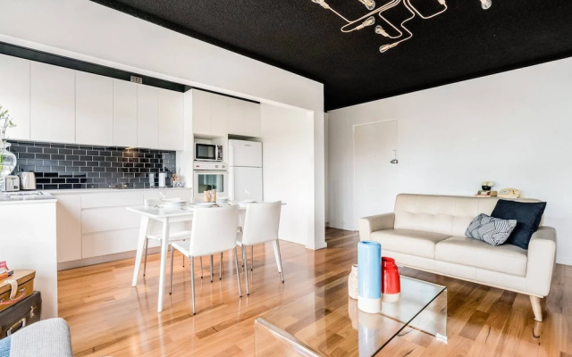Renovated Retro Apartment Near Harbour Front Walks – Guest Rooms – Sydney