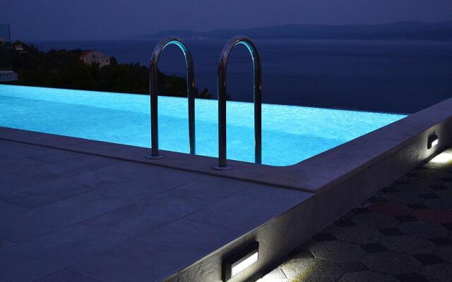 Sea View Apartment With a Shared Pool