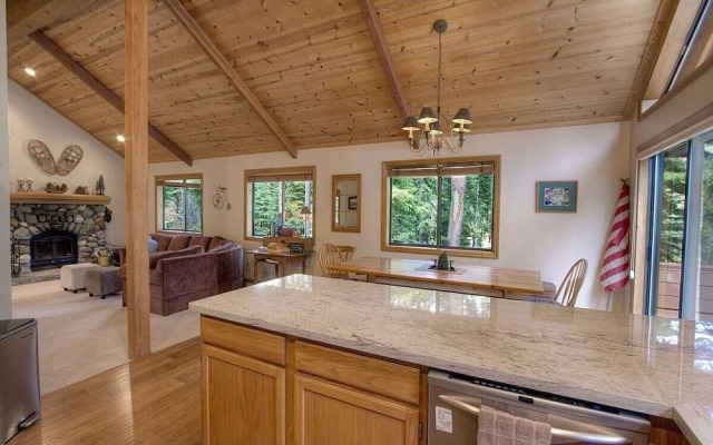 Sunnyside Up 3 Bedroom Cabin by RedAwning