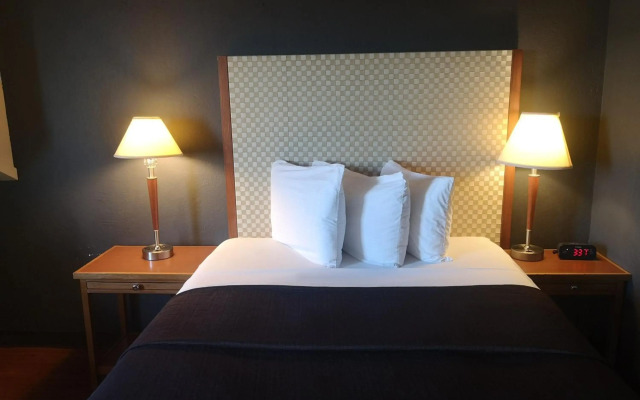 Travelodge by Wyndham Edmonton West
