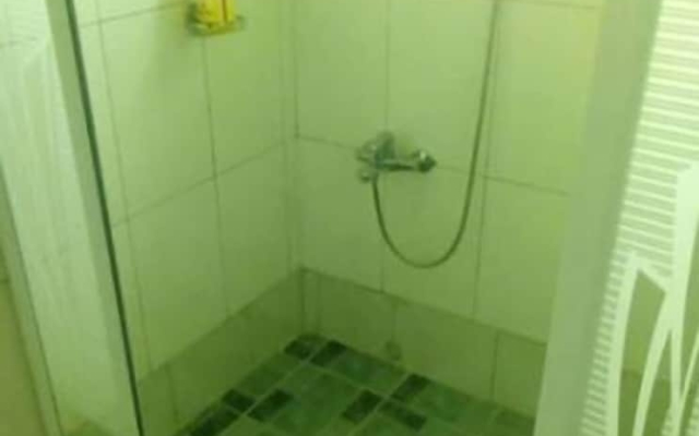 A & J Holiday Suites