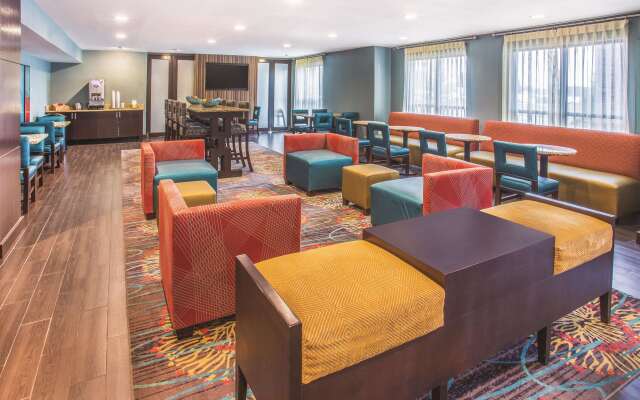 La Quinta Inn & Suites by Wyndham O'Fallon, IL - St. Louis