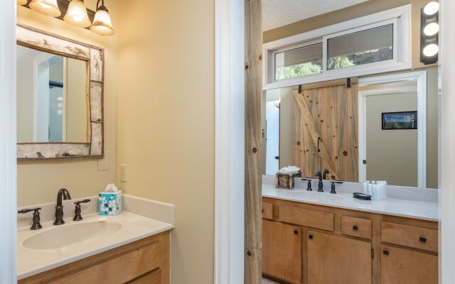 Cedar Upper Luxury Vacation  At Windcliff 3 Bedroom Home by RedAwning