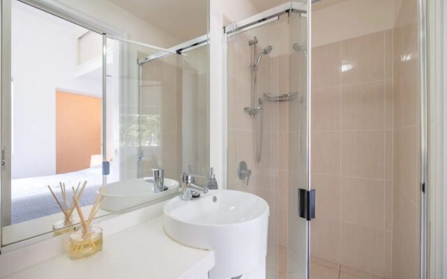 Peaceful 1 Bedroom Apartment with Parking