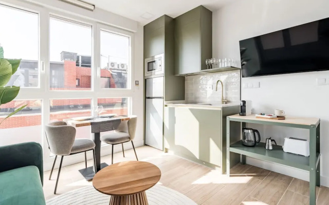 Arturo Soria Stays by Charming