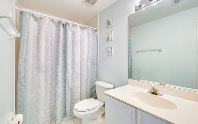 < 1 Mi to Beach: Sleek Naples Condo