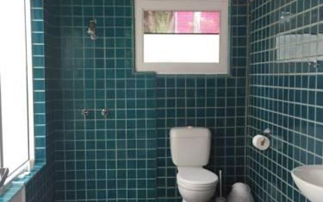 Dolphins Beach House - Hostel