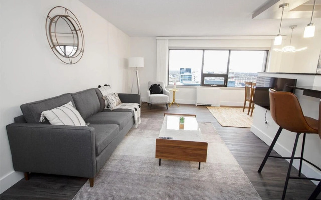 21st Floor Two Bedroom Downtown Unit Free Parking