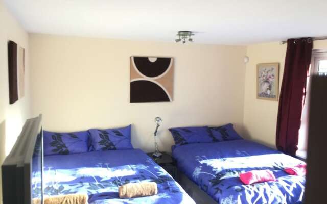 My-Places Large 4 Bed Town House (14A)