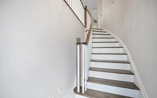 Family-friendly 3BR Mississauga Home w Parking