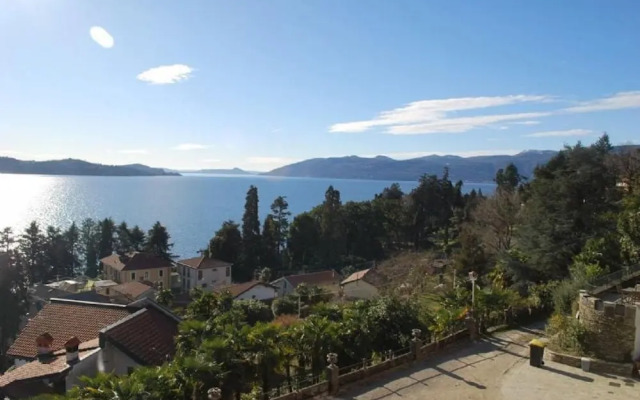 Azalea Apartment With Terrace and Lake View