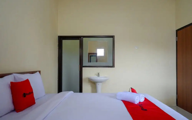 RedDoorz near Graha Saba Buana Solo