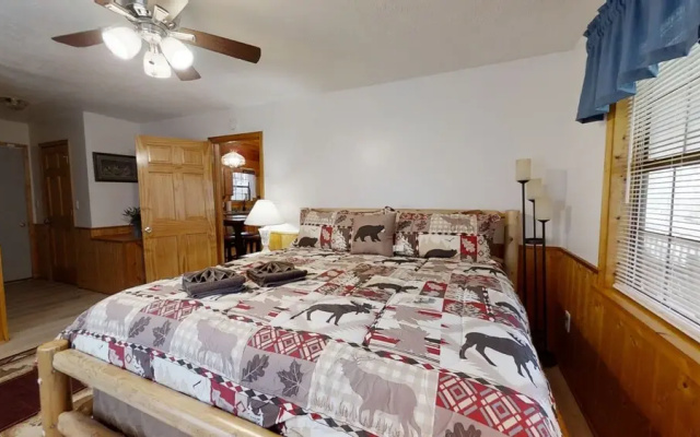 Little Mountain Hideaway 2 Bedroom Cabin by Redawning