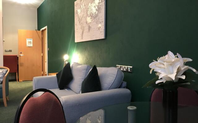 Large Convenient City Centre Apartment