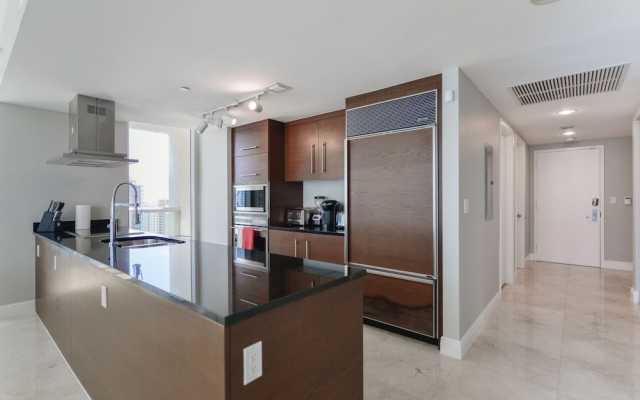 Luxury 2BR Condo at Icon Brickell W
