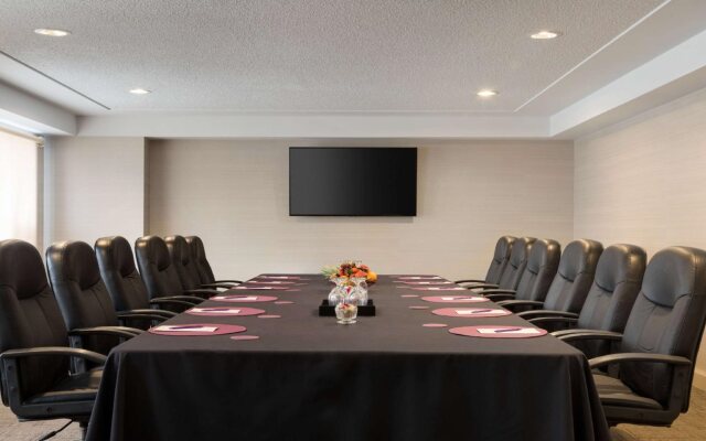 Coast Edmonton Plaza Hotel by APA