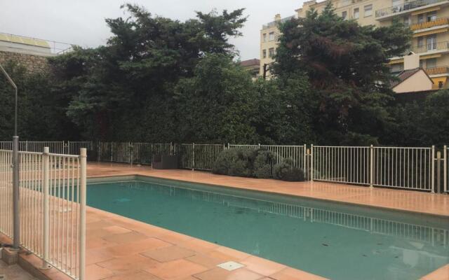 T2 proche de la gare, à 10 minutes à pieds de la Croisette, piscine & parking dans résidence de haut standing - Apartment in Cannes - Photo 4