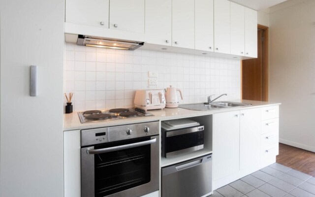 Lovely 2BR Apartment in West Perth With Parking!