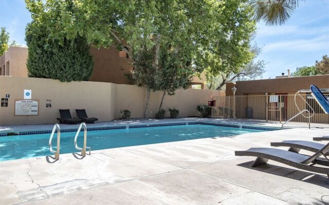 2 BR Apt w/ Pool, Laundry & Wifi by Frontdesk