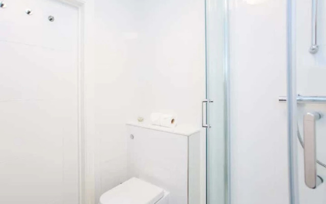 Energised Apartment With Gym in Brent Park