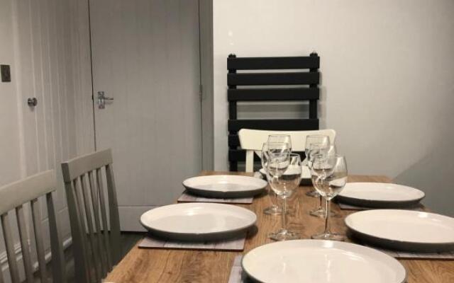Entire spacious 4 bedroom apartment in Bournemouth