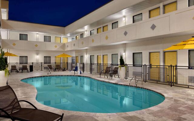 Hotel Bo, Days Inn by Wyndham Chattanooga Downtown