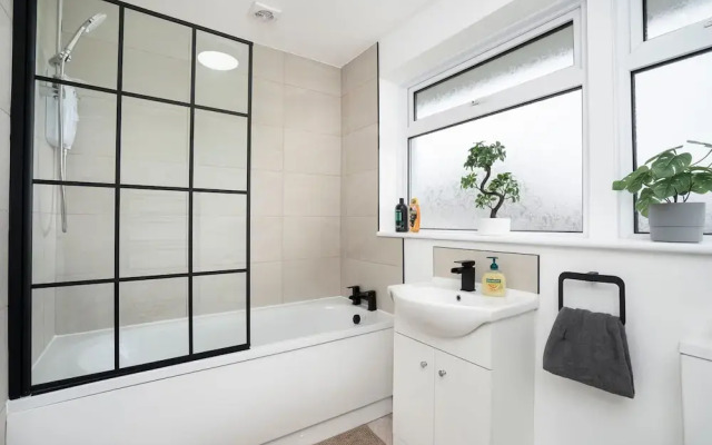 Modern 4 Bed House-free Parking