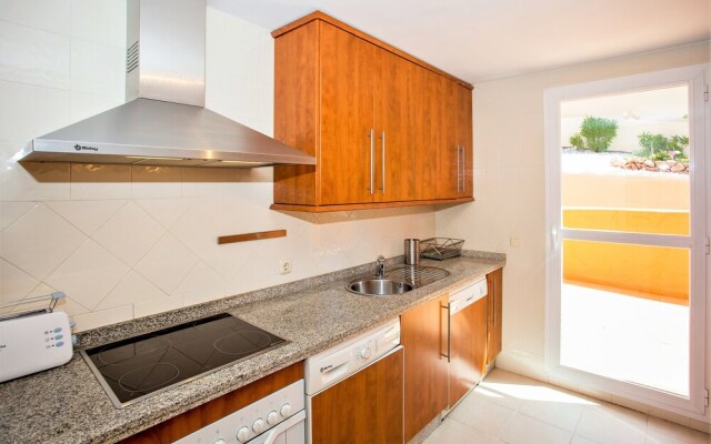 Delightful 2 Bed Apartment with sea views PW10