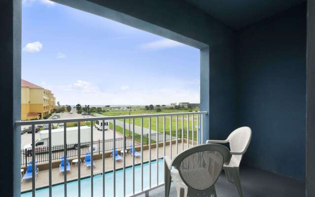Days Inn & Suites by Wyndham Galveston West/Seawall