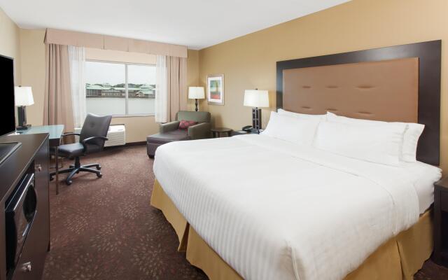 Holiday Inn Express & Suites Sandusky by IHG