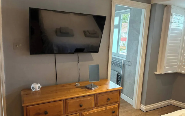 Spacious 4-bed House Close to LHR and London