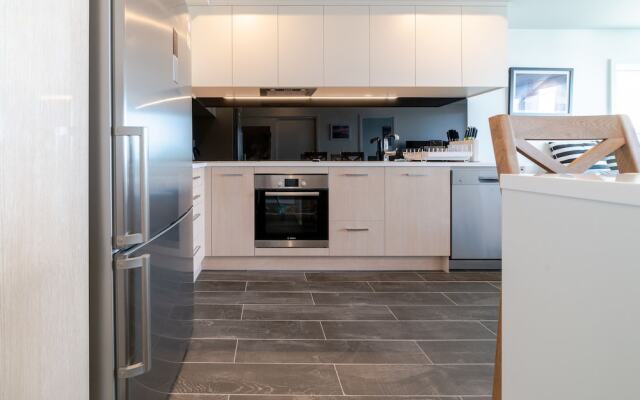 Cbd Brand New Modern Seaview Apt