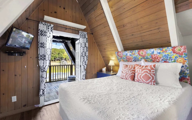 Sunrise Oasis - Enjoy Lakefront Living