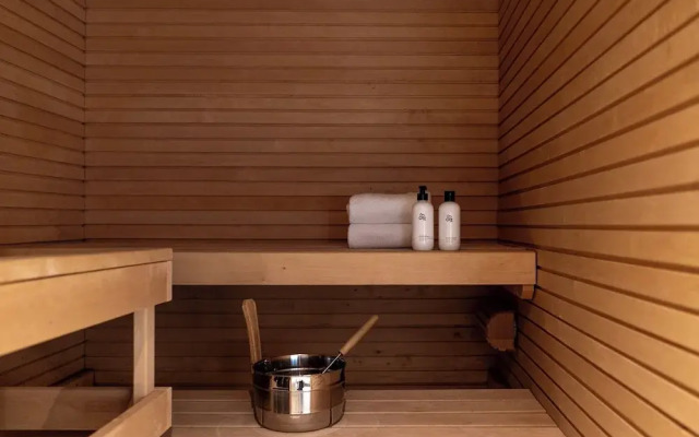 1br with Private Sauna and Balcony