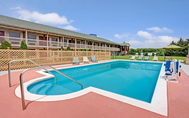 Travelodge by Wyndham Sellersburg / Louisville North