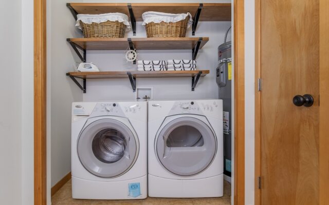 Just Plain Getaway 3 Bedroom Home by NW Comfy Cabins by RedAwning