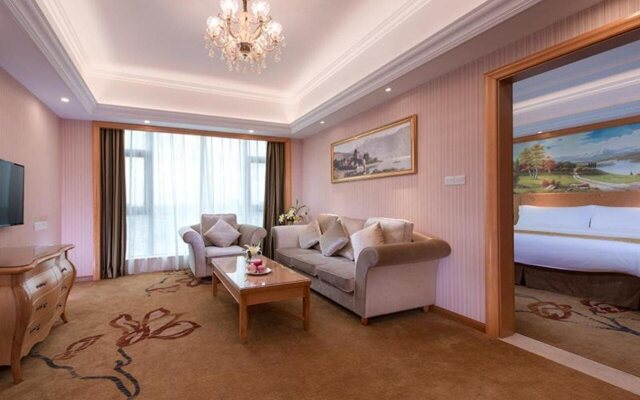 Vienna International Hotel (Maoming High-speed Railway Station)