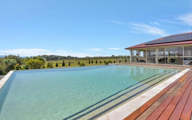Noble Willow Estate Lovedale. Super Spacious, with views and pool