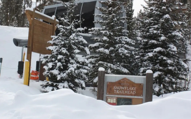 Four O'clock Lodge B05