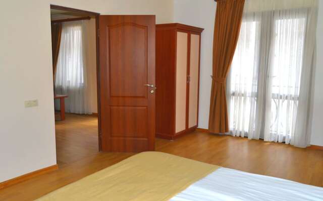 Red Hotel