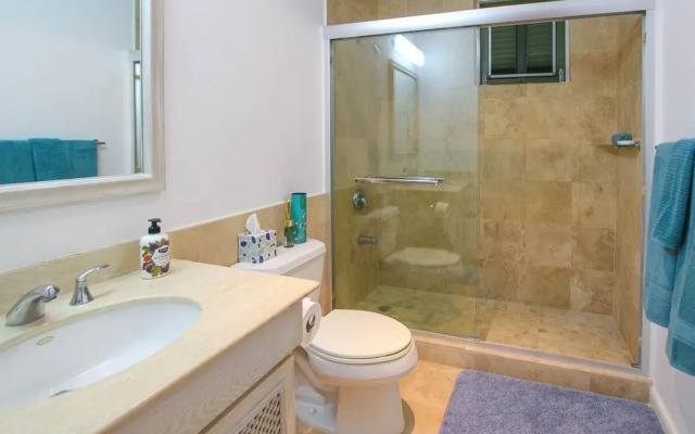 Ocean views apt with shared rooftop pool: Beacon Hill Surf by BSL Rentals