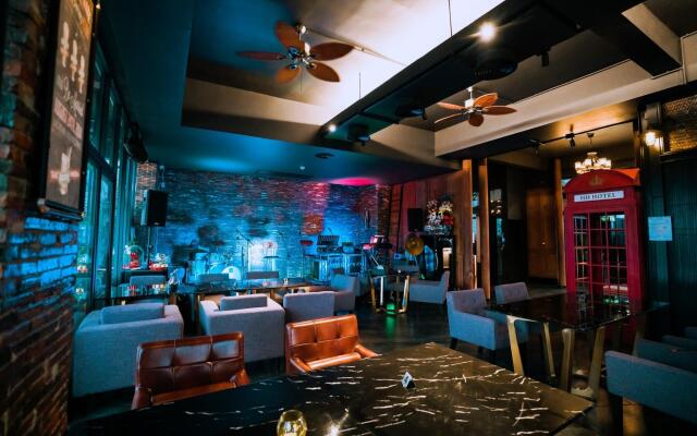 HH Hotel and Skybar