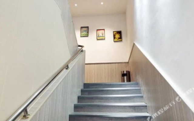 Yuefa Hotel (Shenzhen Dongmen Old Street Shaibu Subway Station)