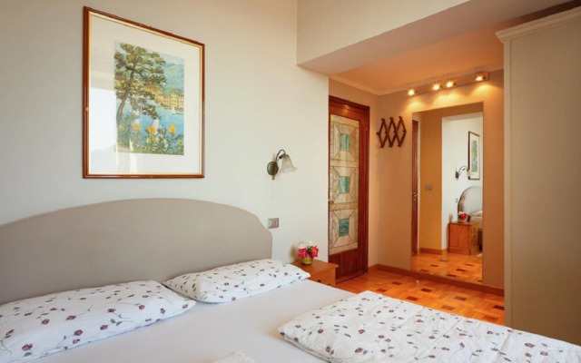 Azalea Apartment With Terrace and Lake View