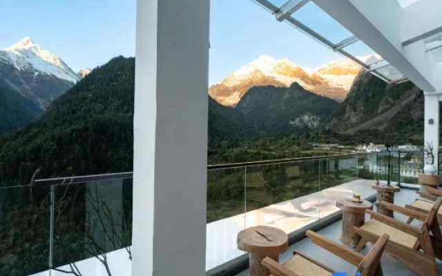 Yujian Mountain Snow Mountain Homestay — 4-star hotel in Deqin